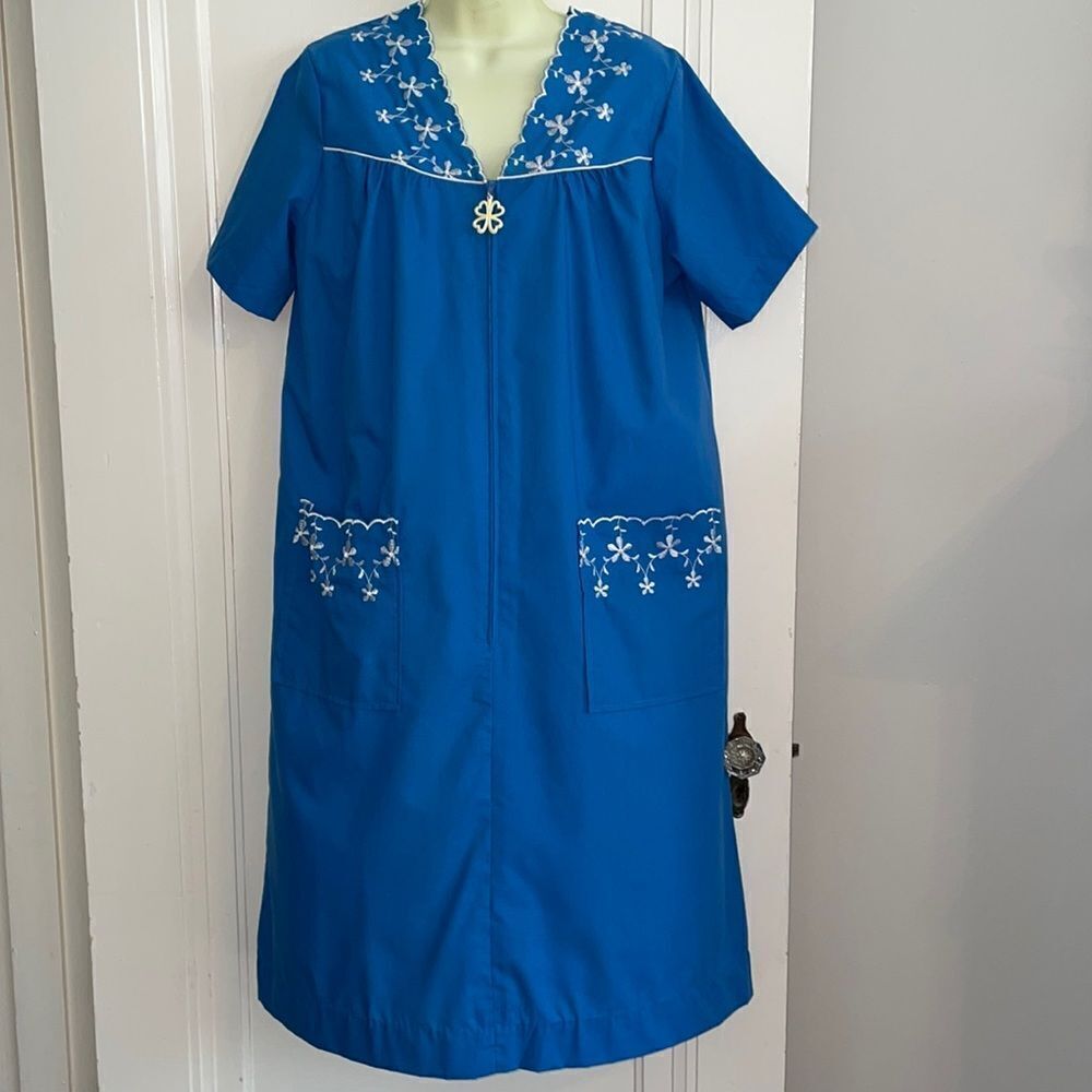 Vtg 70s Brylane blue embroidered zip up polyester/cotton robe/ house coat